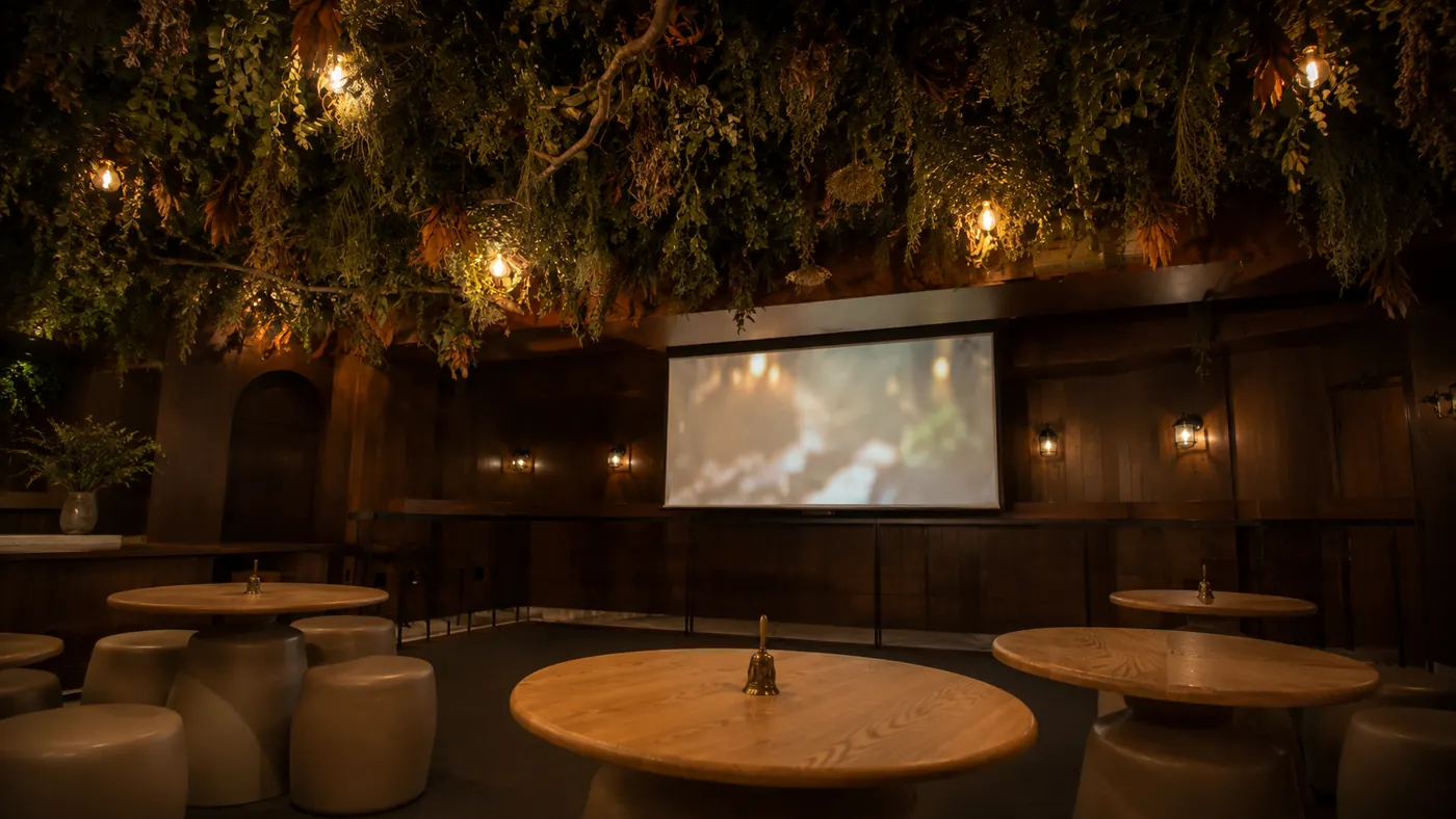 植物の天井とスクリーンがある店内